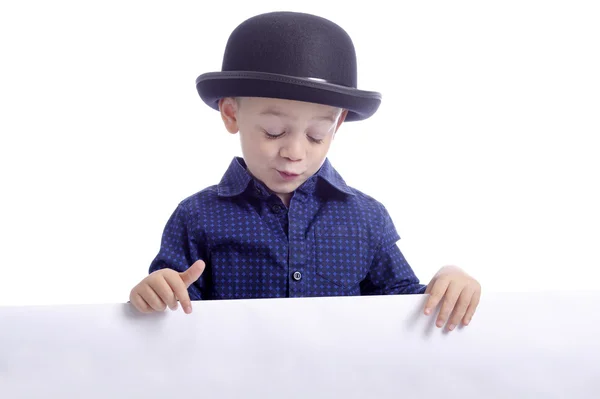 Roztomilý kluk s nadhazovače klobouk a reklamní prostor — Stock fotografie