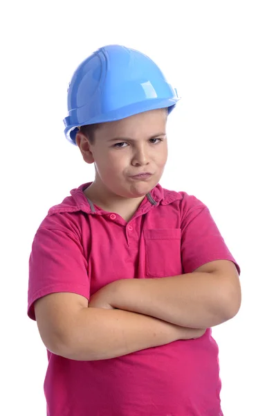 Garçon furieux avec chemise rose et casque de protection bleu — Photo