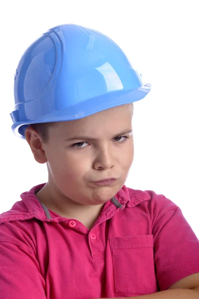 Garçon furieux avec chemise rose et casque de protection bleu — Photo
