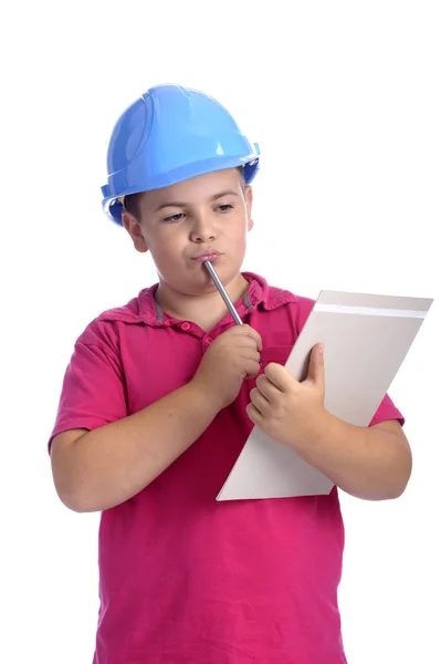 Αγόρι της σκέψης με τη ροζ πουκάμισο και μπλε προστασία κράνος — Φωτογραφία Αρχείου