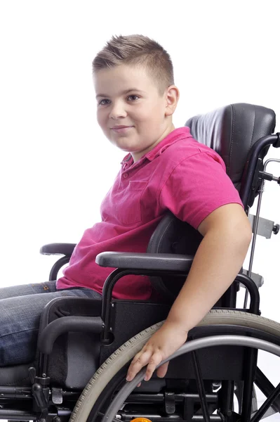 Молодий хлопчик у інвалідному візку — стокове фото