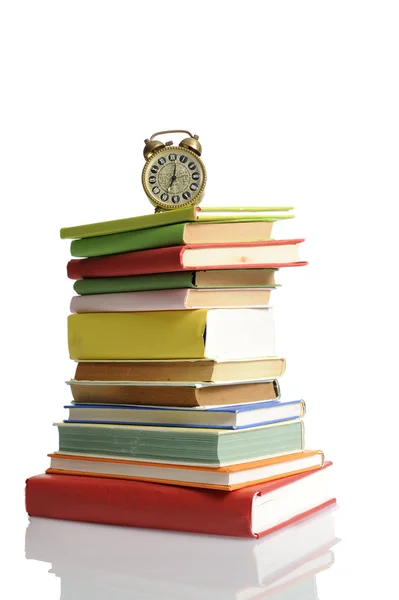Stapel boeken met klok — Stockfoto