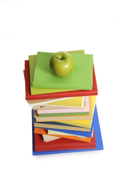 Pohled shora na stoh knih s zelené jablko — Stock fotografie