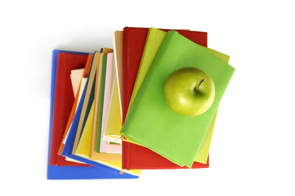 Oversikt over stabler av bøker med grønt eple – stockfoto