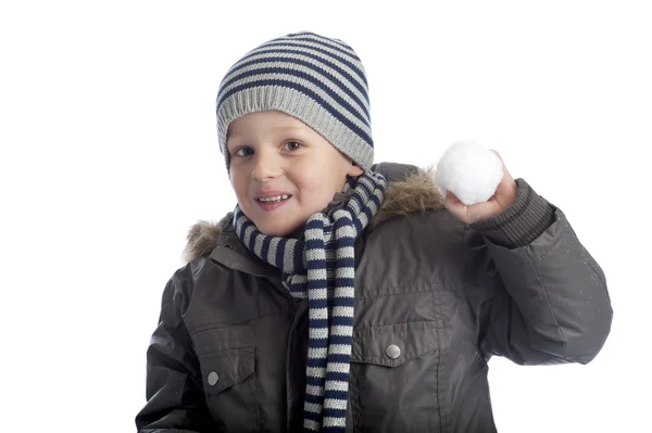 Kleiner Junge mit Schneeball — Stockfoto