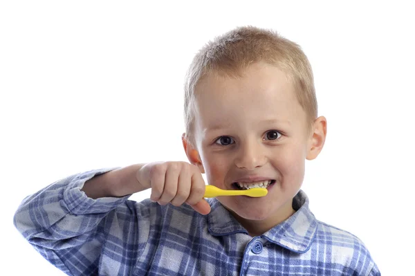 그의 이빨을 청소 하는 어린 소년 로열티 프리 스톡 사진