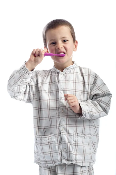 Un niño pequeño limpiándose los dientes. En blanco Imagen De Stock