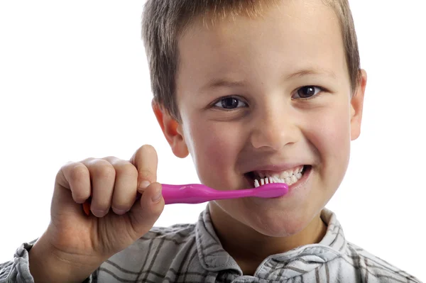그의 이빨을 청소 하는 어린 소년 스톡 사진