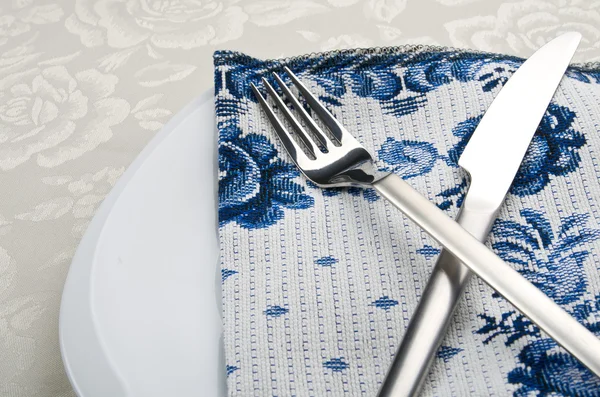 Fourchette et couteau sur serviette — Photo