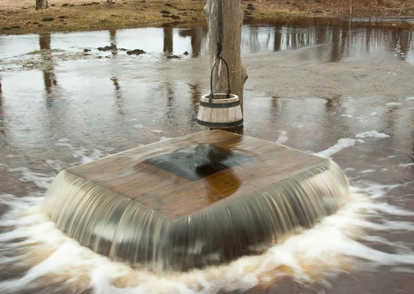 Vatten som rinner från brunn — Stockfoto