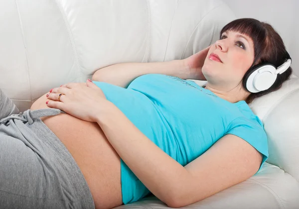 Pihentető terhes nő — Stock Fotó