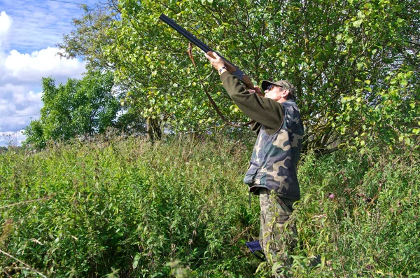 Man hunter aiming pigeons — Stock Photo, Image