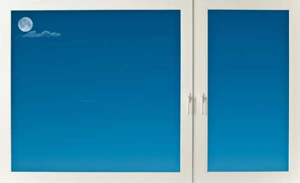 Полнолуние за окном — стоковое фото