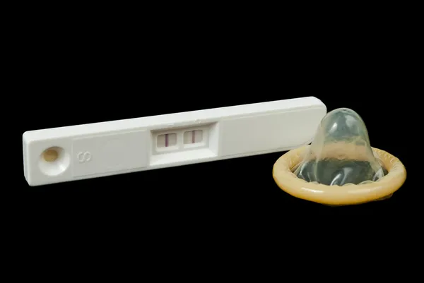 Pregnancy tes and condom — Stock Photo, Image