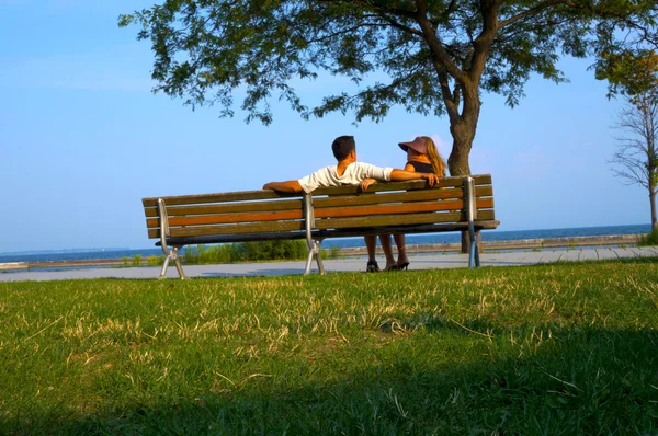 几个海滩的长凳上放松 免版税图库照片