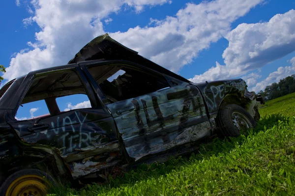 Verwoeste auto op een boerderij — Stockfoto
