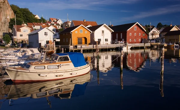Fjallbacka aldeia pela costa oeste sueca Fotos De Bancos De Imagens