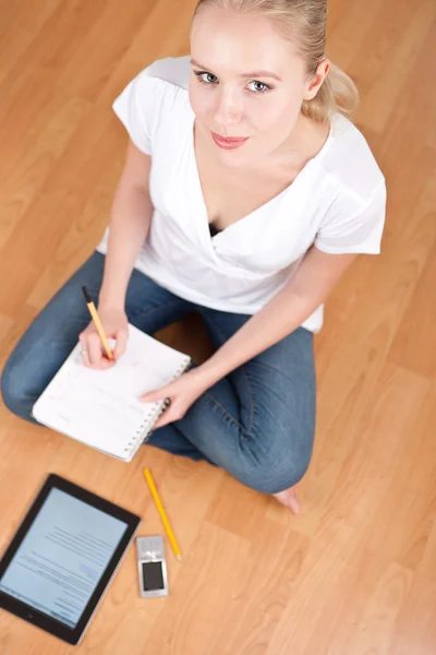 Student using a tablet computer — Stock Photo, Image
