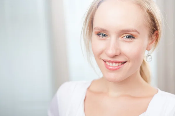 Cute young woman smiling — Stock Photo, Image