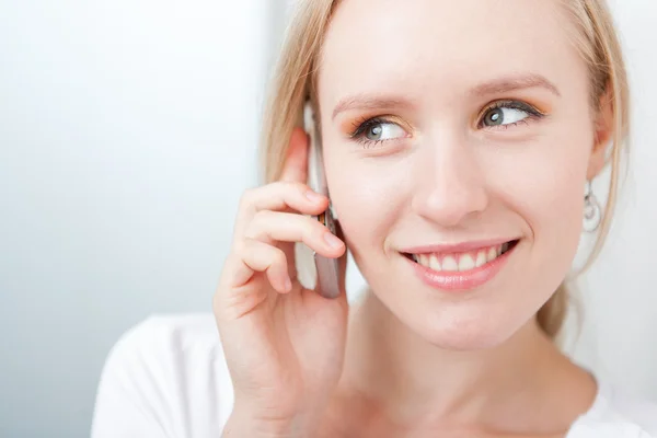 Bir cep telefonuyla konuşan genç kadın — Stok fotoğraf