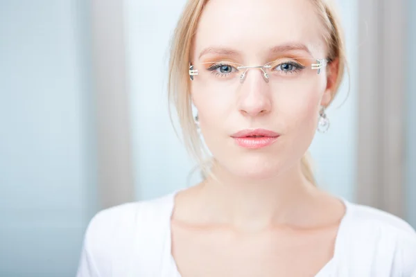 चश्मा पहनने वाली युवा महिला — स्टॉक फ़ोटो, इमेज