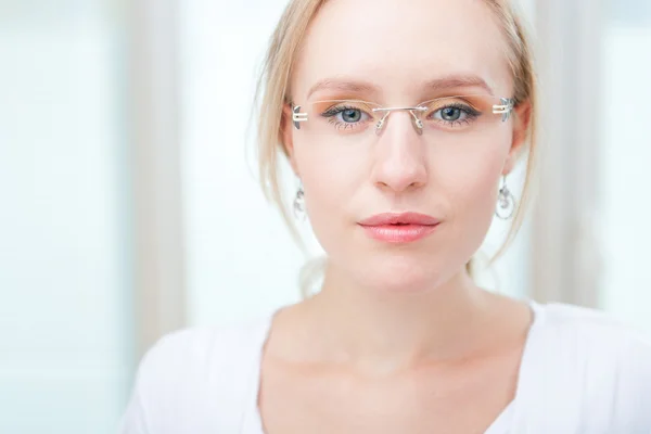 चश्मा पहनने वाली युवा महिला — स्टॉक फ़ोटो, इमेज