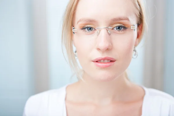 Jovem mulher usando óculos — Fotografia de Stock