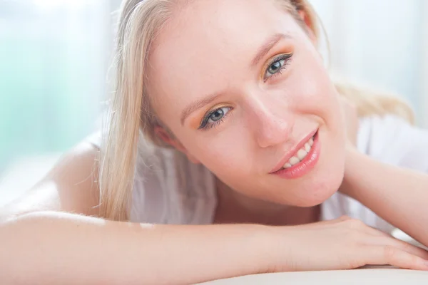 Detailní portrét šťastný atraktivní mladá žena — Stock fotografie