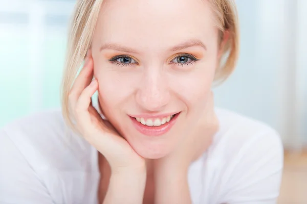 Detailní portrét šťastný atraktivní mladá žena — Stock fotografie