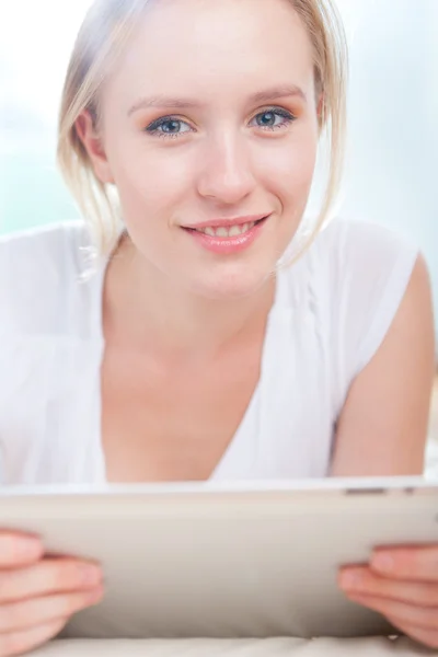 Jonge vrouw met behulp van een tablet pc — Stockfoto
