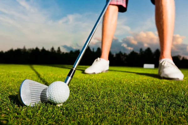 Strzał zbliżenie piłeczki do golfa — Zdjęcie stockowe