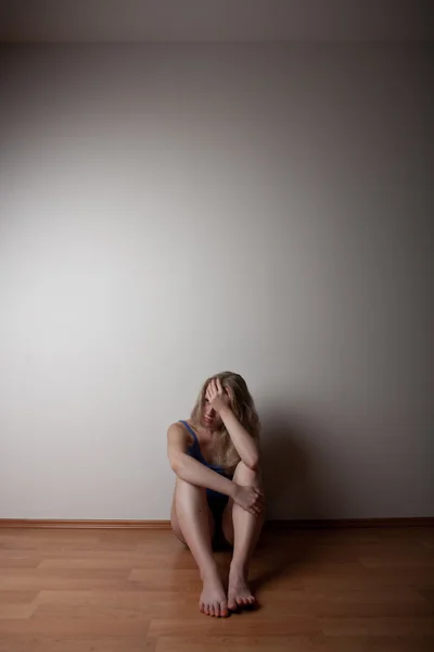 Przygnębiona młoda kobieta — Zdjęcie stockowe