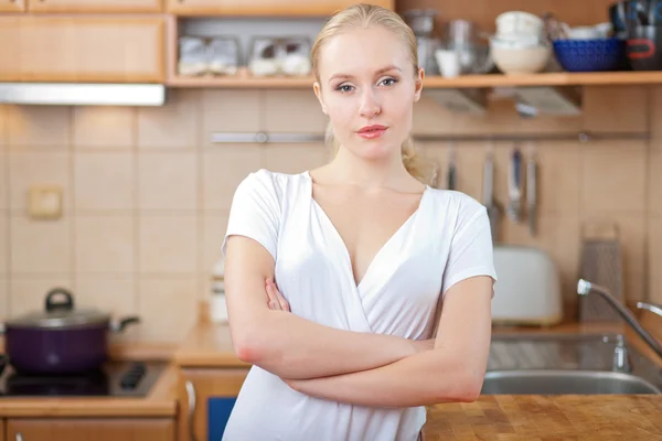 Красива розслаблена жінка стоїть на кухні — стокове фото