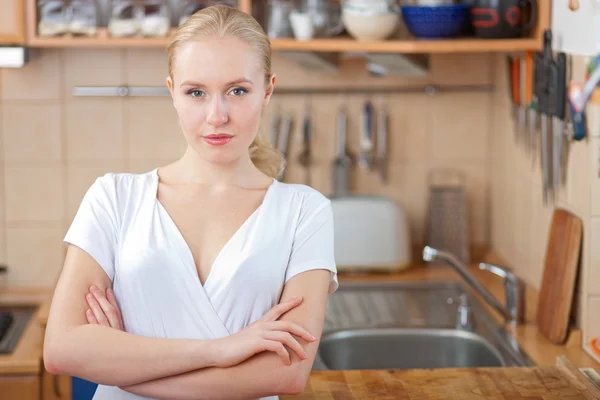 Hermosa mujer relajada de pie en la cocina —  Fotos de Stock