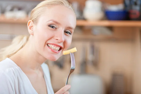 Young woman cooking — Stock Photo, Image