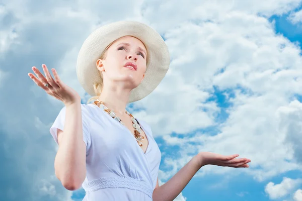 Young woman complains about weather change — Stock Photo, Image