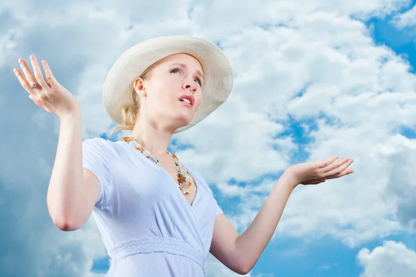 Young woman complains about weather change — Stock Photo, Image