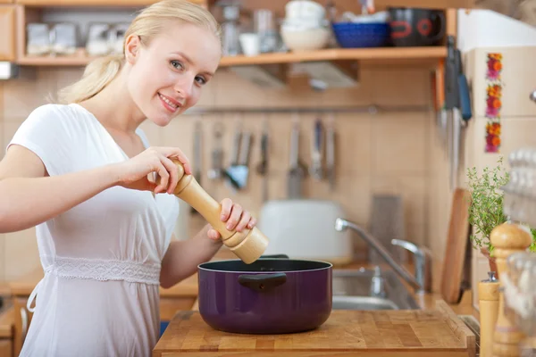 Młoda kobieta gotowanie — Zdjęcie stockowe