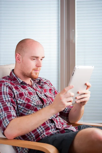 Hombre con Tablet PC — Foto de Stock