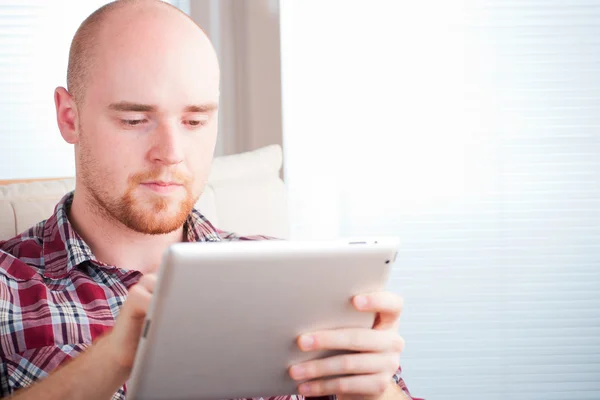Hombre con Tablet PC — Foto de Stock