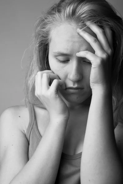 Молодая депрессивная женщина — стоковое фото
