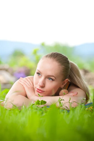Mujer joven acostada en una hierba —  Fotos de Stock