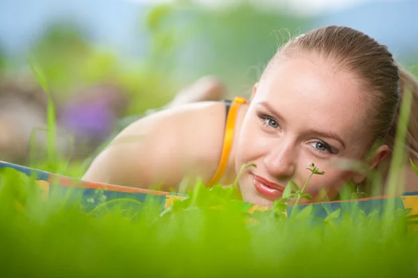 Mujer joven acostada en una hierba —  Fotos de Stock