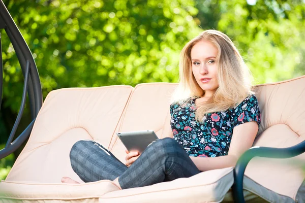 Pozitivní krásná mladá žena sedí venku křeslo sedadle — Stock fotografie