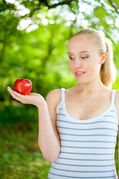 Mujer joven con una manzana — Foto de Stock