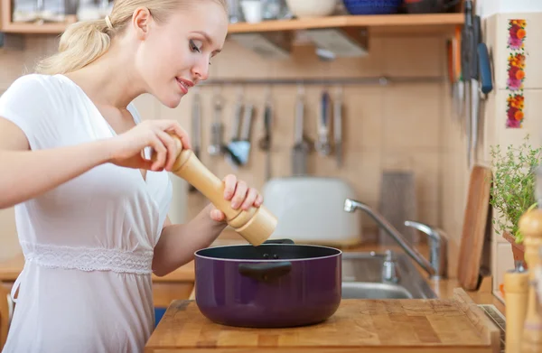 Fiatal nő főzés Stock Kép