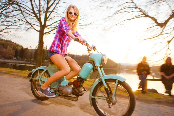 太陽の中にライフ スタイルをビンテージ バイクに乗った若い美しい女性 — ストック写真