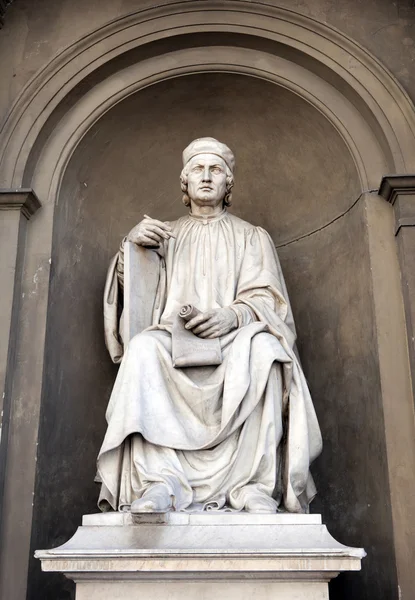 Estátua de Arnolfo di Cambio de Luigi Pampaloni . — Fotografia de Stock