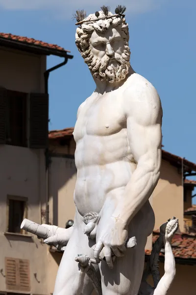 Statue de Neptune dans la fontaine de Neptune — Photo
