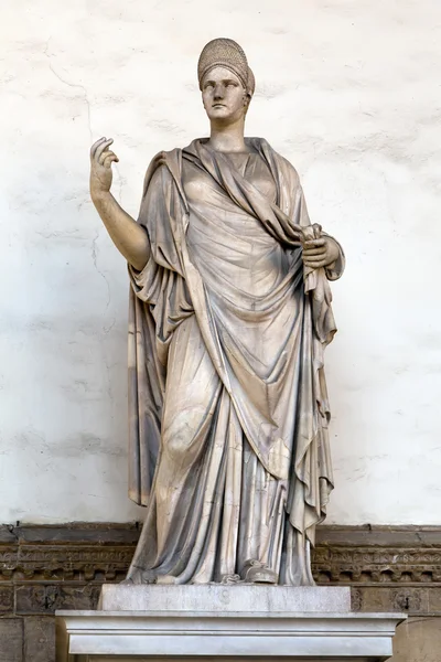 Antike römische Skulptur einer Vestal Jungfrau — Stockfoto